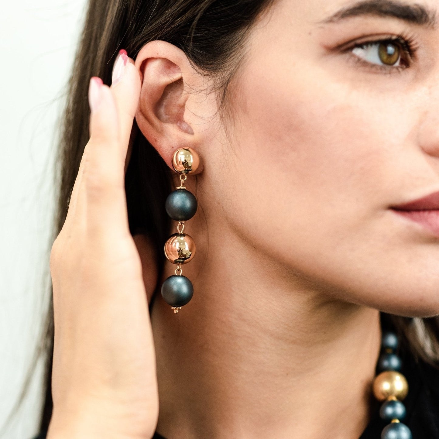 Orecchini balls in acrilico di colore blu e oro - Mya Accessories