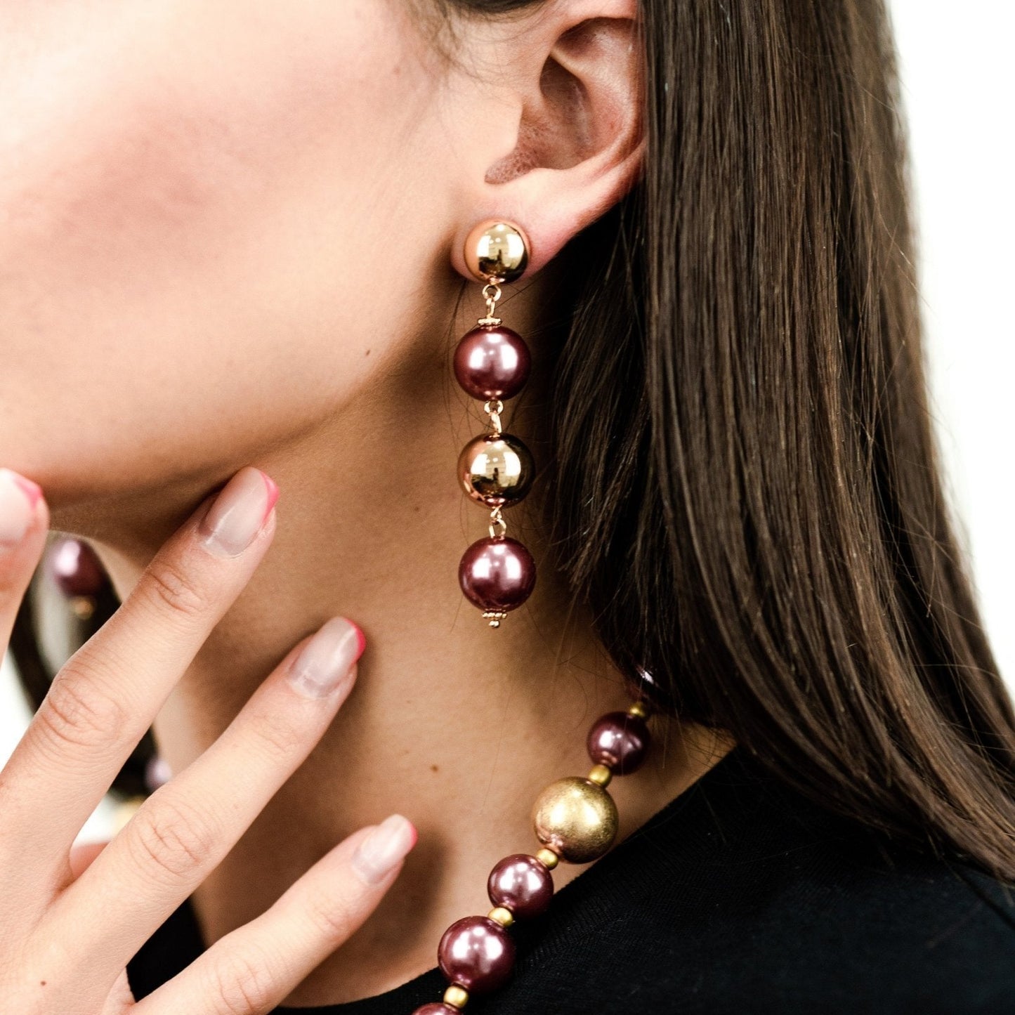 Orecchini balls in acrilico di colore rosa e oro - Mya Accessories