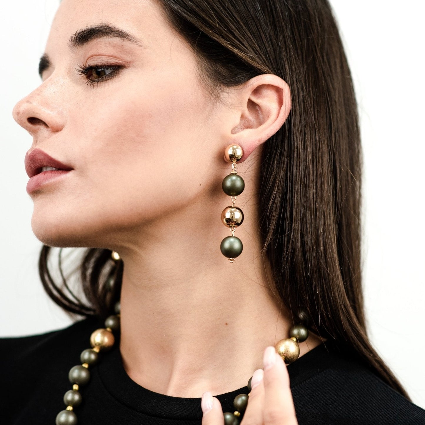 Orecchini balls in acrilico di colore verde militare e oro - Mya Accessories