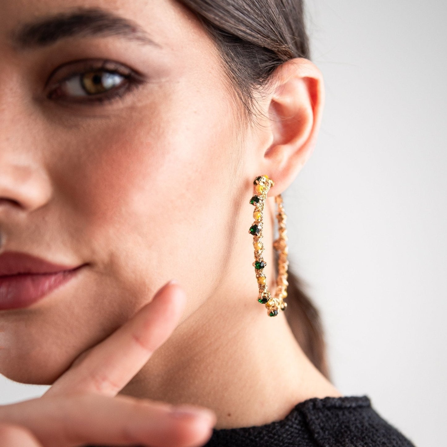 Orecchini a cerchio con microcristalli sui toni del verde - Mya Accessories