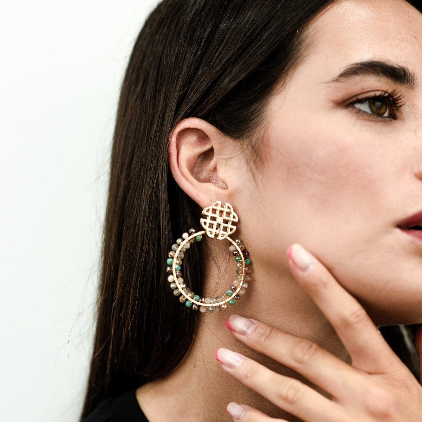 Orecchini a cerchio con microcristalli sui toni dell'azzurro - Mya Accessories
