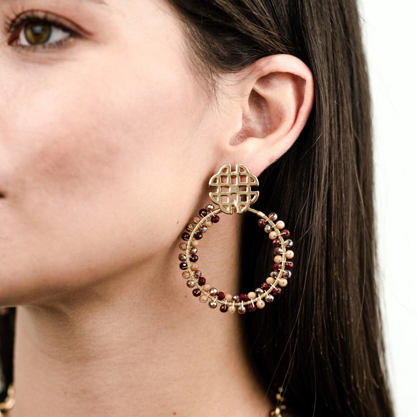 Orecchini a cerchio con microcristalli sui toni del rosso - Mya Accessories