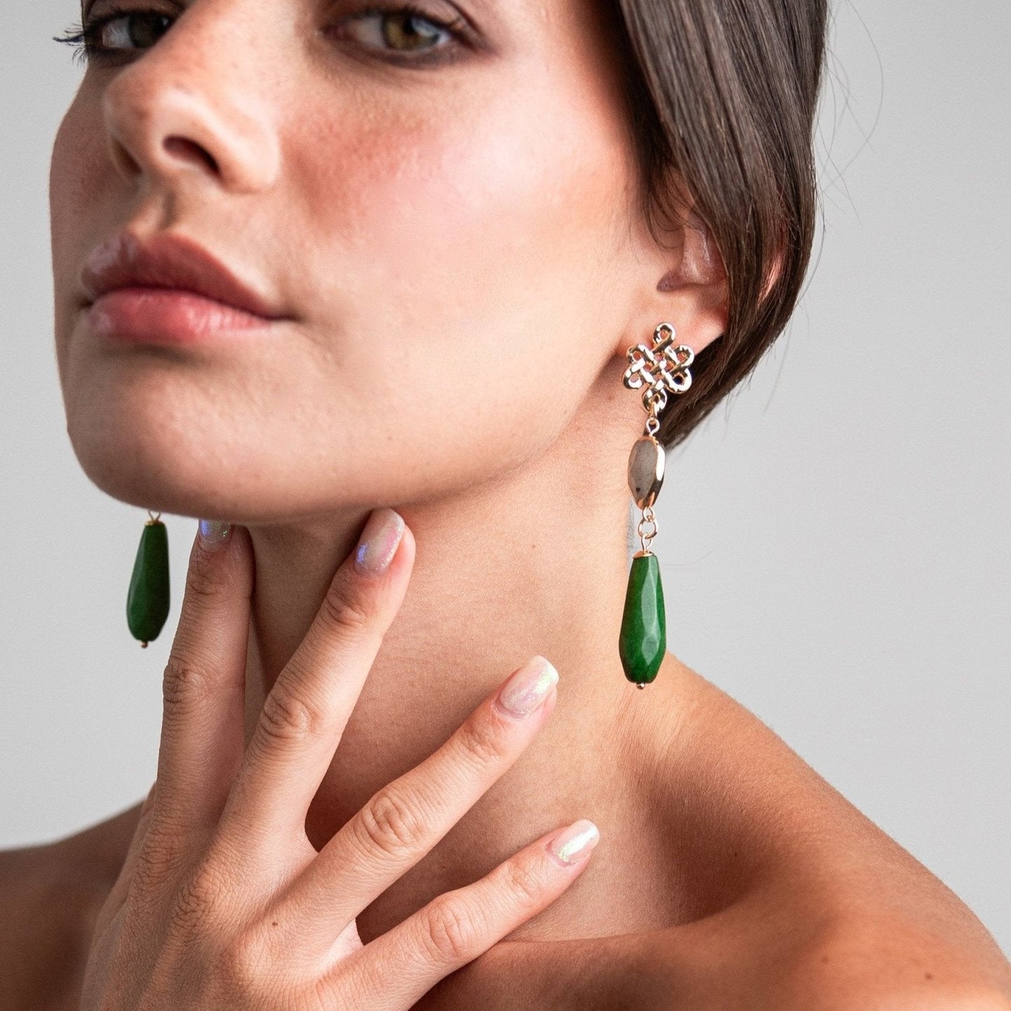 Orecchini pendente a goccia con pietre grigio e verde - Mya Accessories