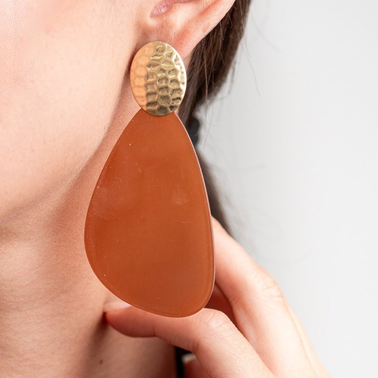 Orecchino in resina colore beige - Mya Accessories