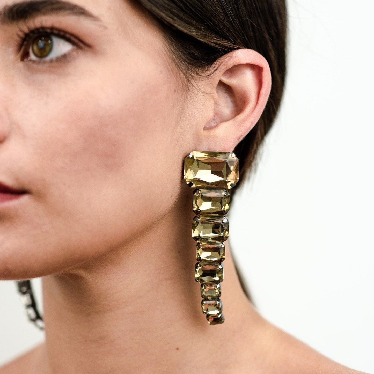 Orecchini in gun con pietre champagne - Mya Accessories