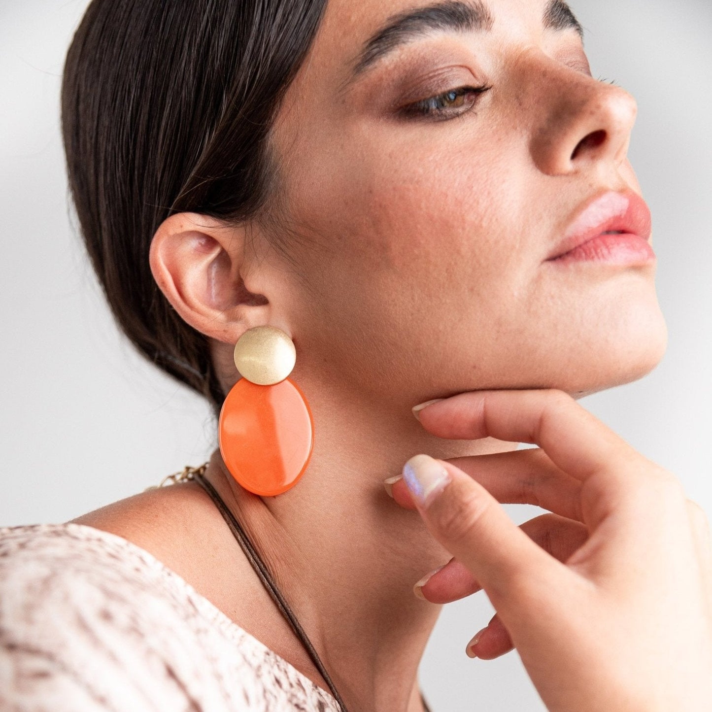 Orecchini in resina colore arancio - Mya Accessories