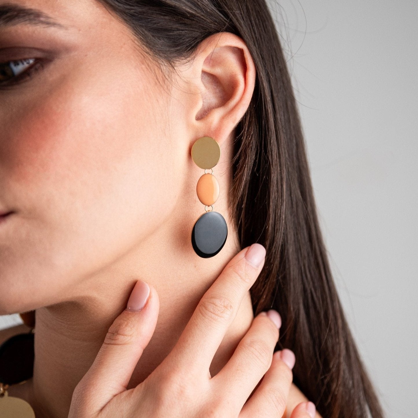Orecchini smaltati pendenti arancio e nero - Mya Accessories