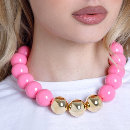 Collana girocollo in acrilico con sfere rosa di cui tre placcate in oro - Mya Accessories