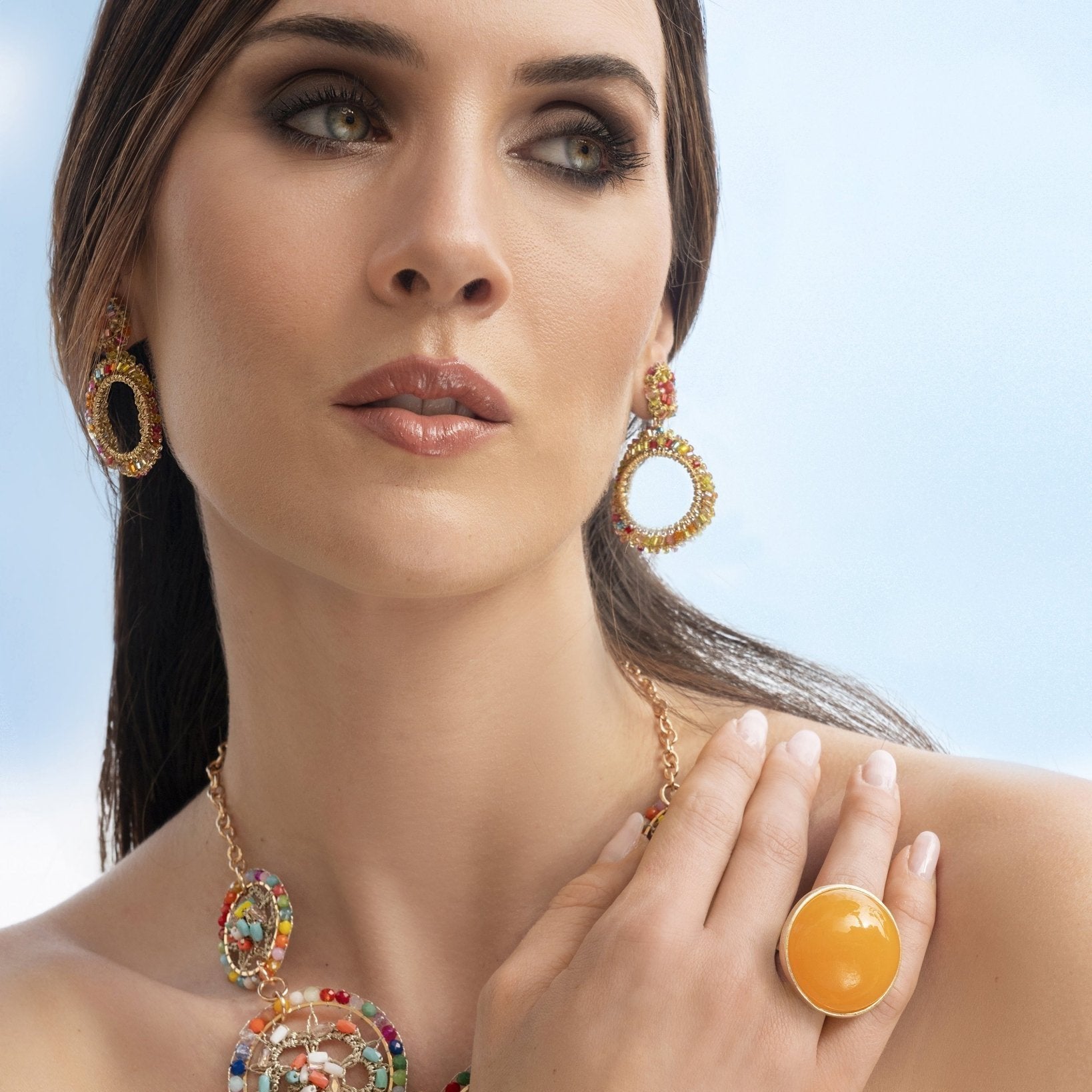 Orecchini pendenti a cerchio in tessuto con microcristall multicolore - Mya Accessories