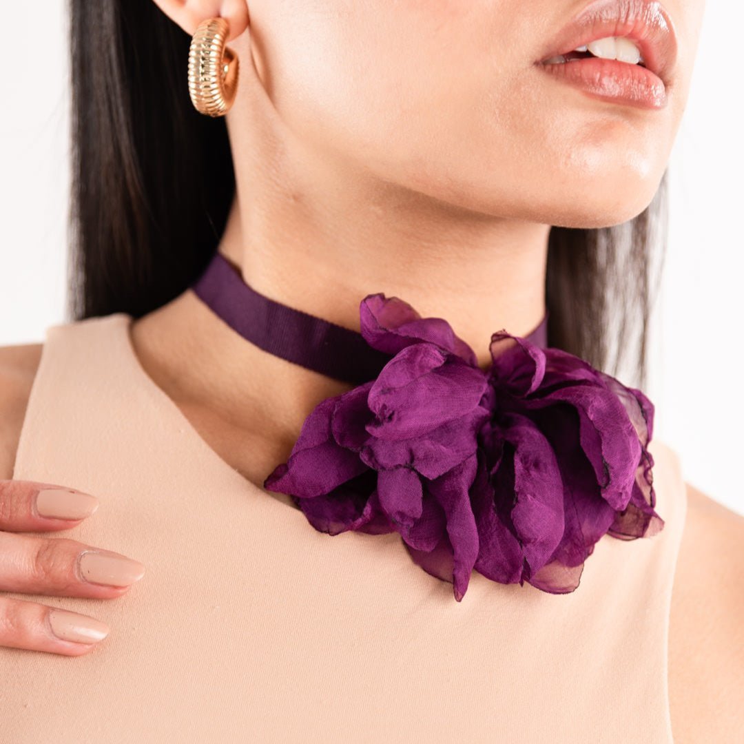 Collana chocker in tessuto con fiore in cotone viola - Mya Accessories