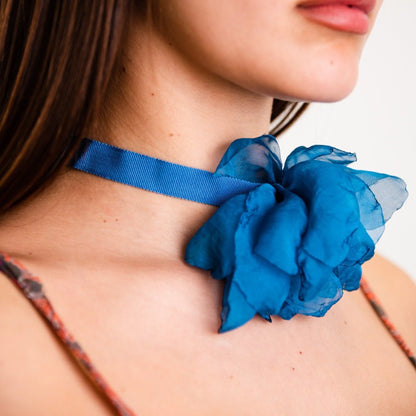 Collana chocker in tessuto con fiore in cotone azzurro - Mya Accessories