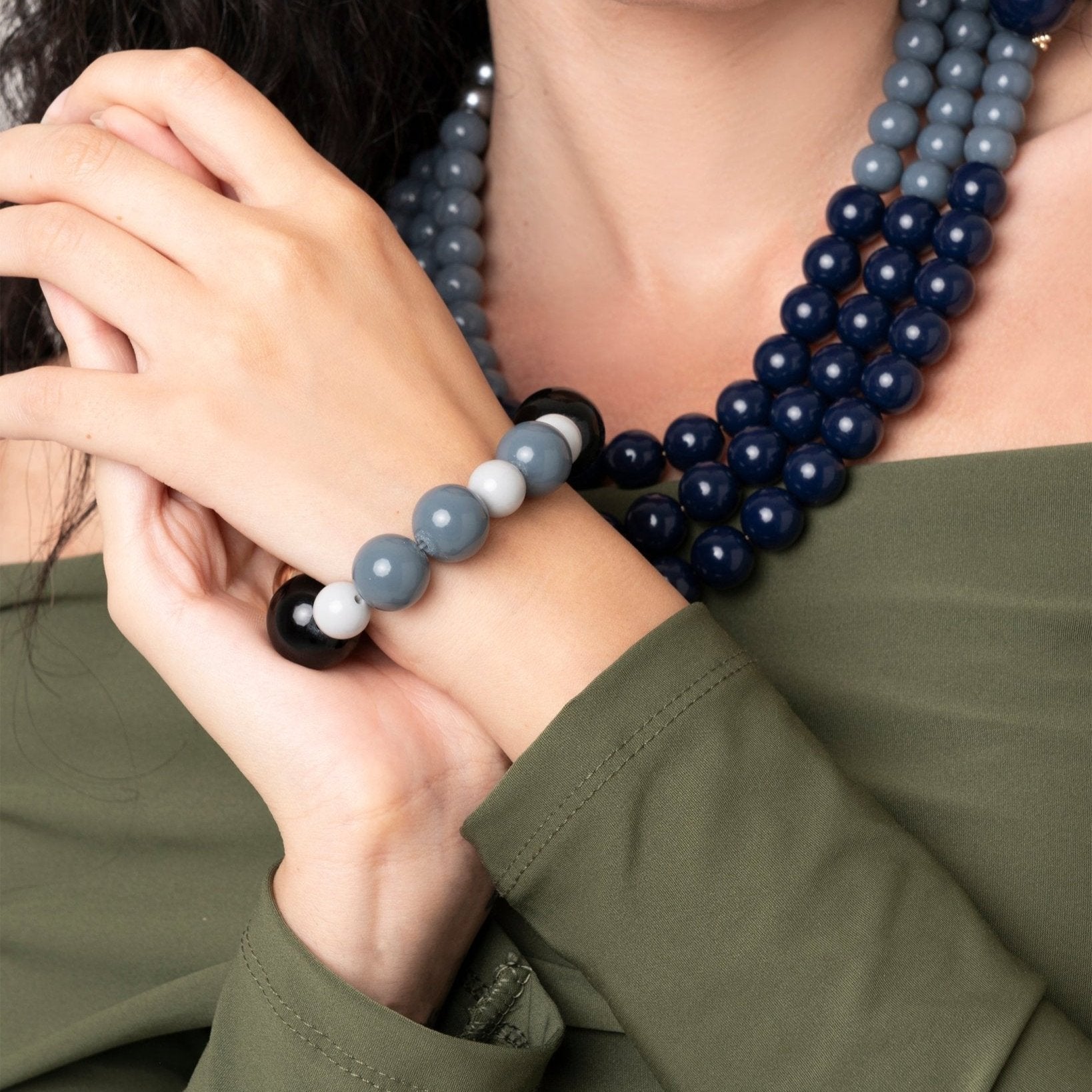 Bracciale elastico con sfere in acrilico sui toni blu - Mya Accessories