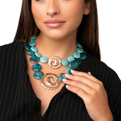 Collana girocollo a due linee con pietre circolari in acrilico tono petrolio, inserti spirale - Mya Accessories