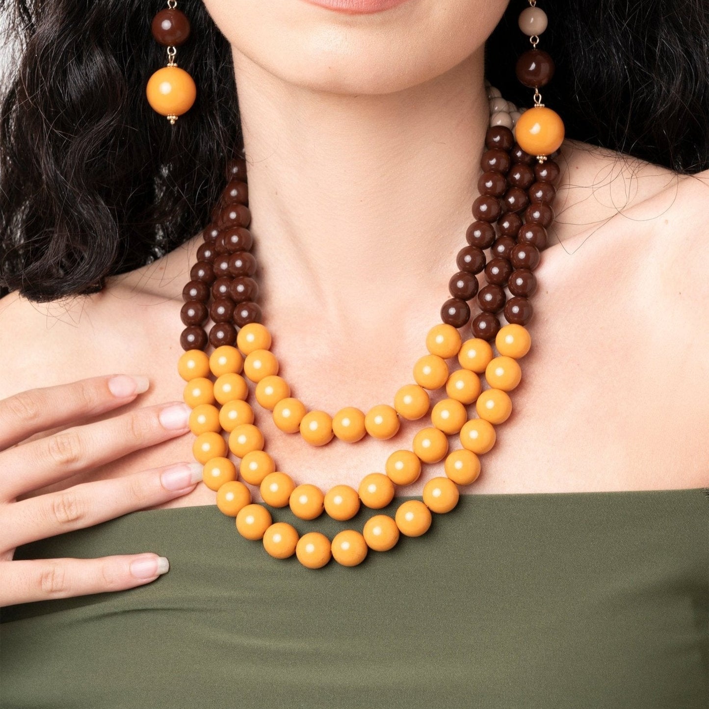 Collana girocollo multilinee con sfere in acrilico tono marrone - Mya Accessories