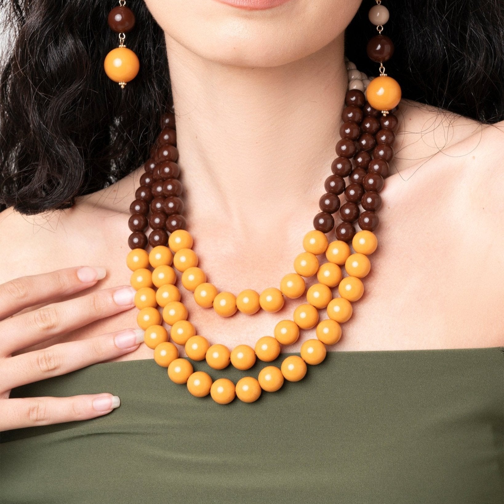 Collana girocollo multilinee con sfere in acrilico tono marrone - Mya Accessories