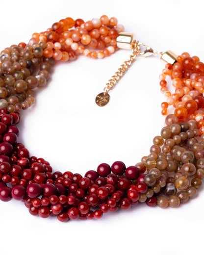 Collana girocollo a treccia con sfere in acrilico sui toni rossi ed arancio - Mya Accessories