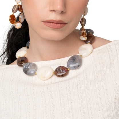 Collana girocollo con pietre schiacciate in acrilico tono grigio - Mya Accessories