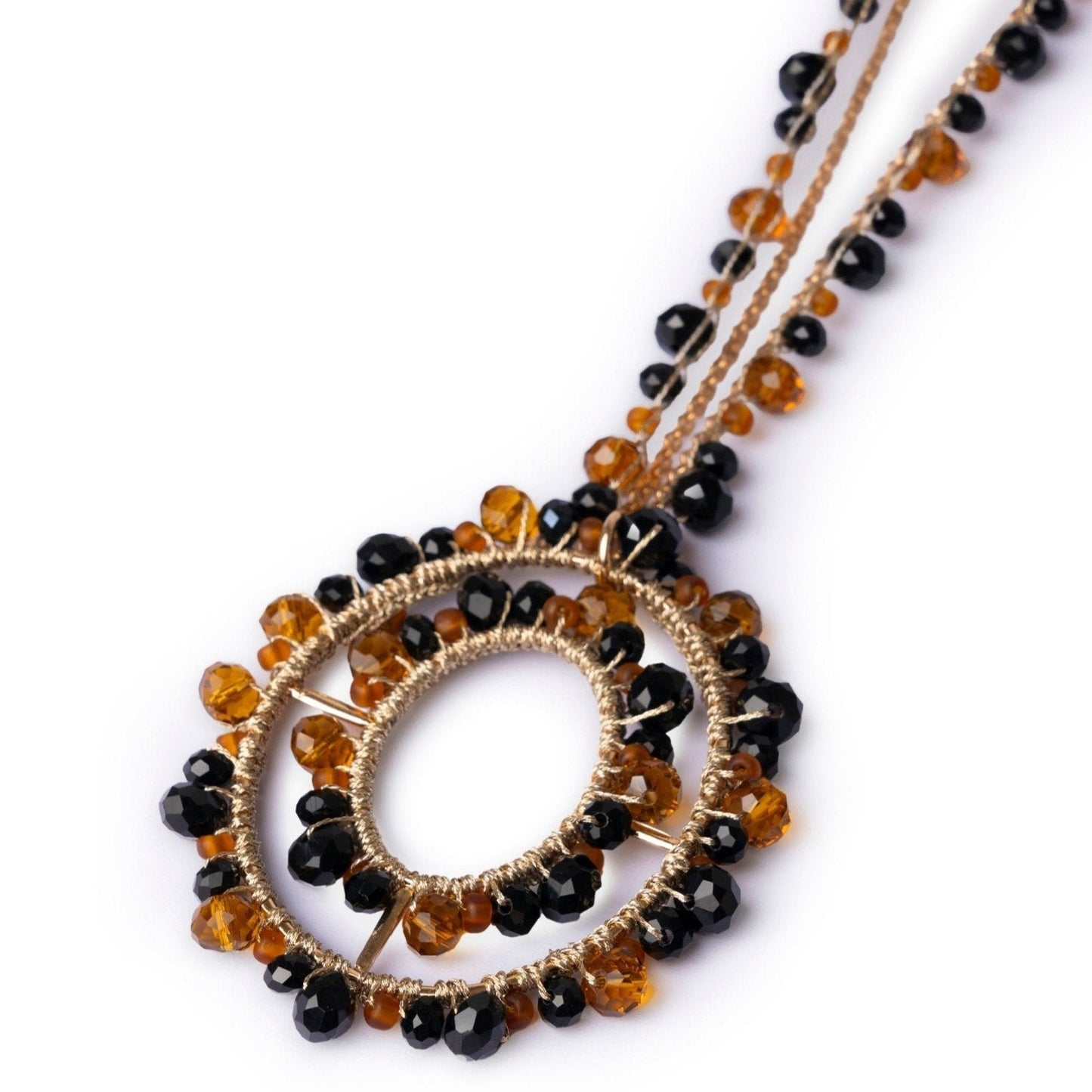 Collana lunga in tessuto con pendente, ricoperto di microcristalli in vetro arancio e nero - Mya Accessories