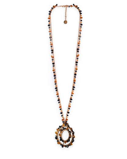 Collana lunga in tessuto con pendente, ricoperto di microcristalli in vetro arancio e nero