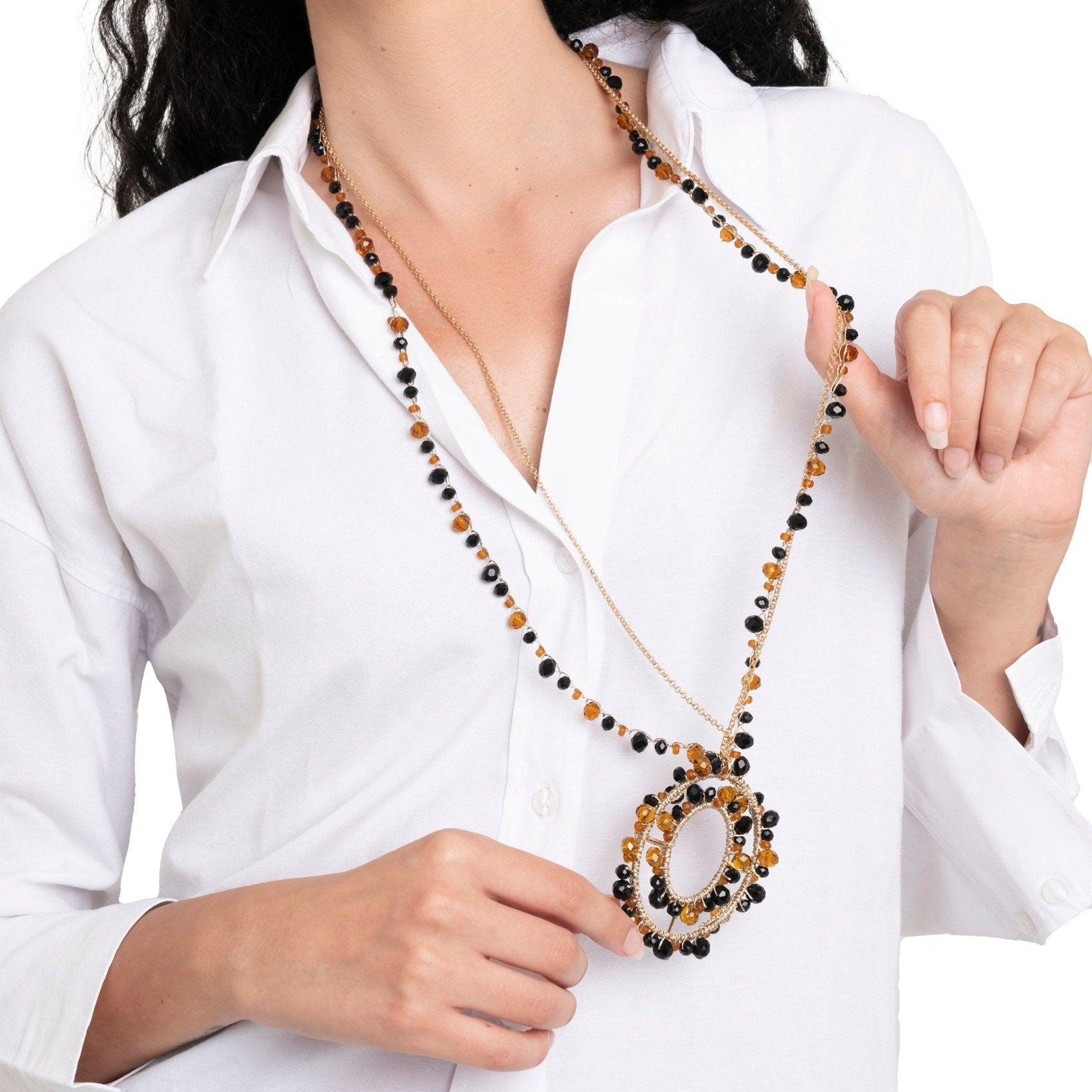 Collana lunga in tessuto con pendente, ricoperto di microcristalli in vetro arancio e nero - Mya Accessories