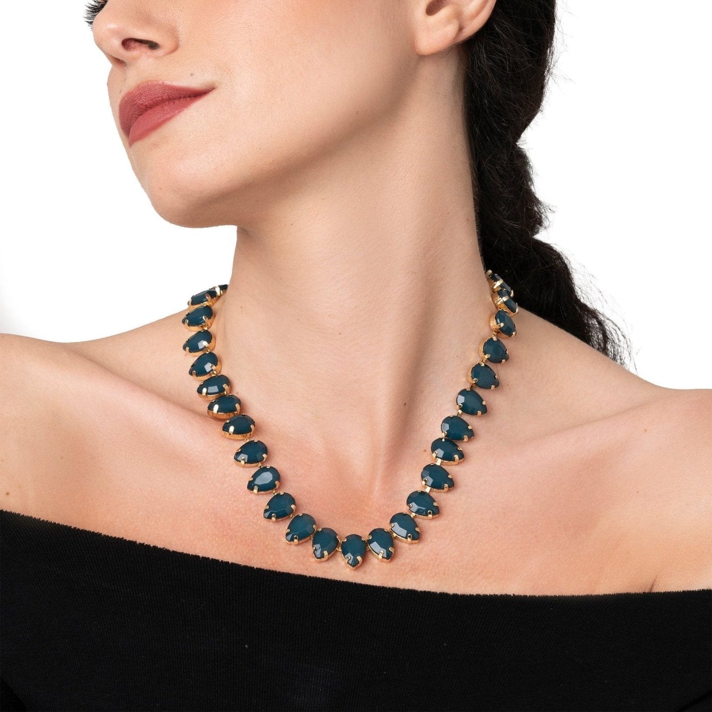 Collana girocollo in metallo con pietre a goccia in resina verde petrolio - Mya Accessories
