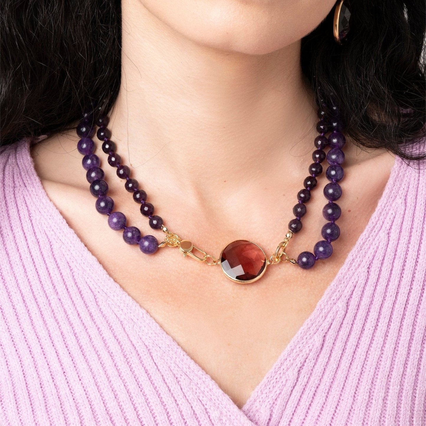 Collana girocollo con doppio filo di pietre dure viola, pendente circolare in vetro - Mya Accessories