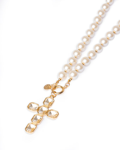 Collana lunga con perle in vetro e pendente a  forma di croce