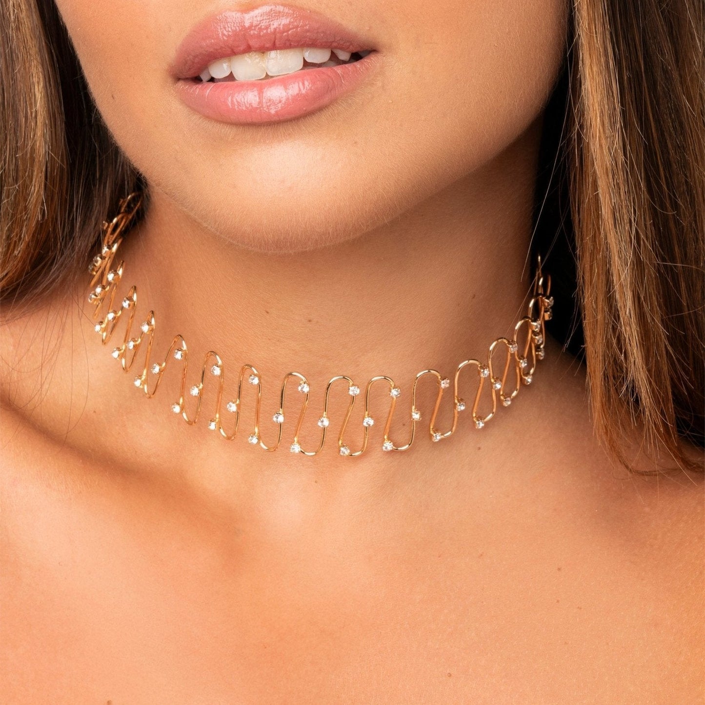 Girocollo rigido ondulato con pietre crystal - Mya Accessories