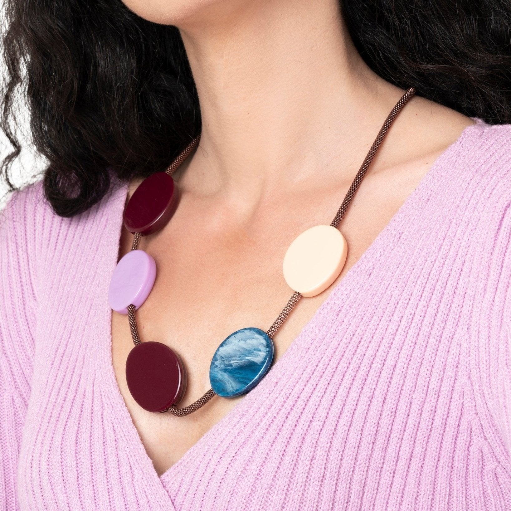Collana girocollo con laccio bronzato con inserti circolari in acrilico multicolore - Mya Accessories