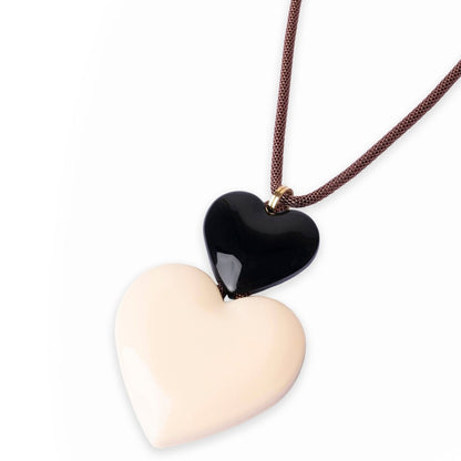 Collana con laccio bronzato con pendente a doppio cuore bianco e nero - Mya Accessories