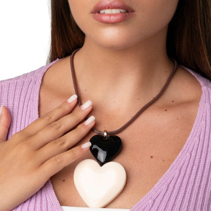 Collana con laccio bronzato con pendente a doppio cuore bianco e nero - Mya Accessories