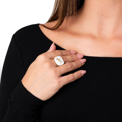 Anello regolabile in metallo con placchetta smaltata bianca con libellula - Mya Accessories