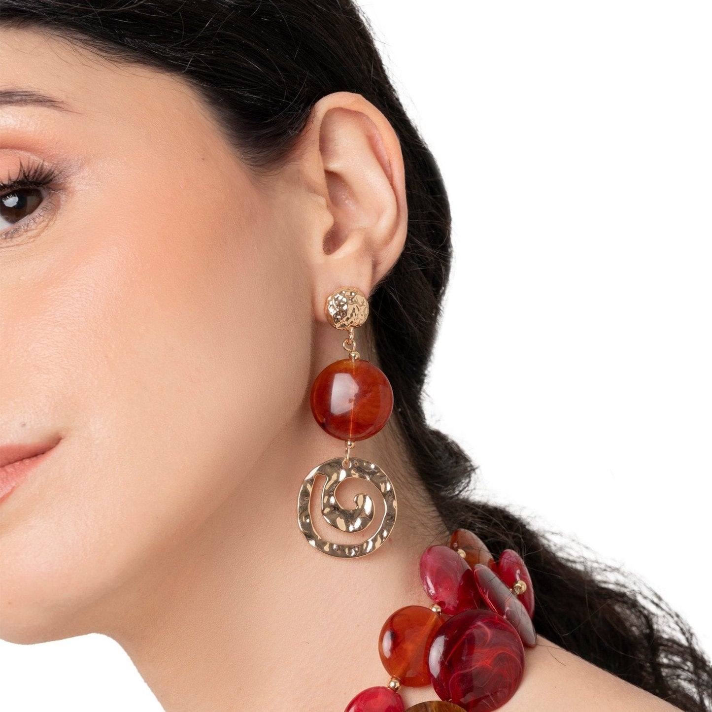 Orecchini pendenti con pietra circolare schiacciata in acrilico arancio e spirale - Mya Accessories