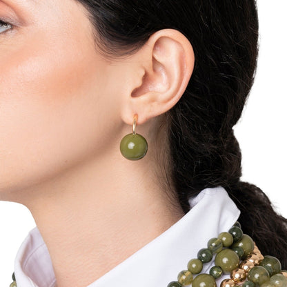Orecchini con sfera in acrilico verde - Mya Accessories