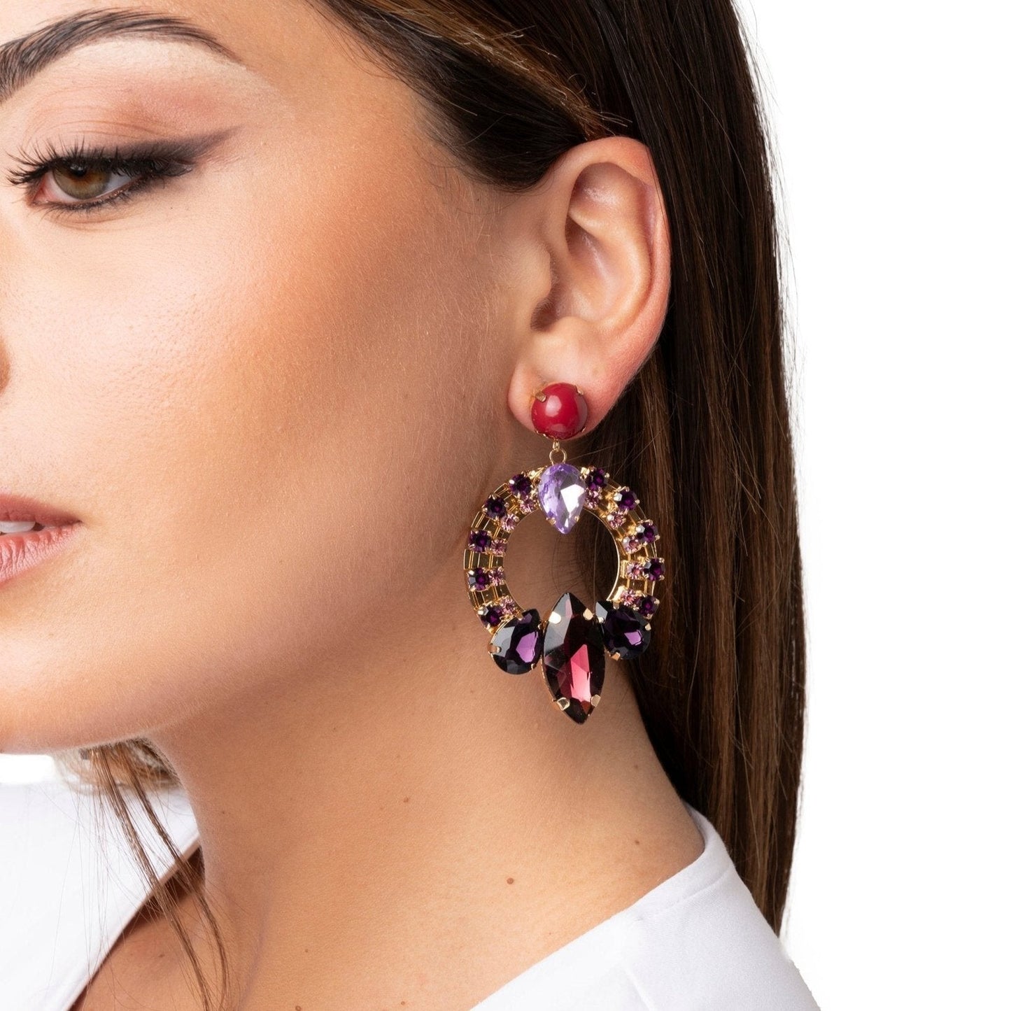 Orecchini pendenti base circolare in metallo con pietre in vetro tono viola - Mya Accessories