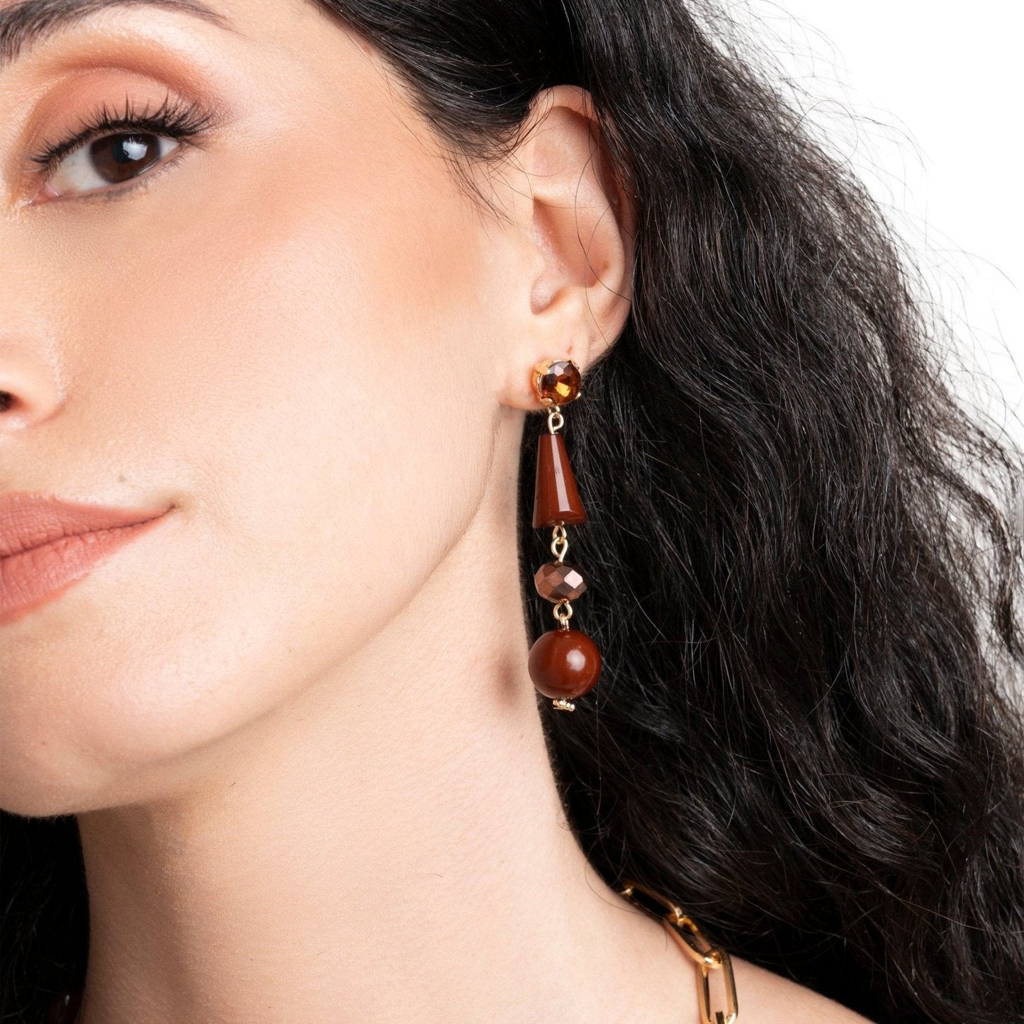 Orecchini pendenti in acrilico di colore marrone - Mya Accessories