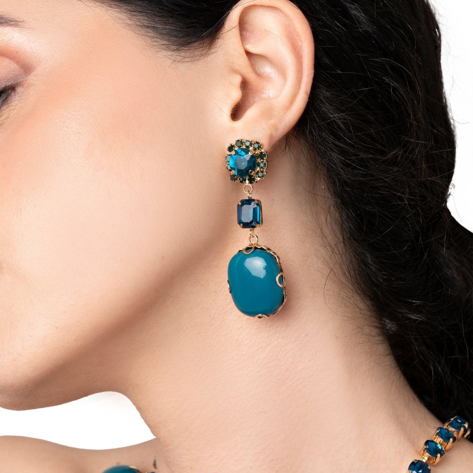 Orecchini pendenti con pietra in resina e vetro verde petrolio - Mya Accessories
