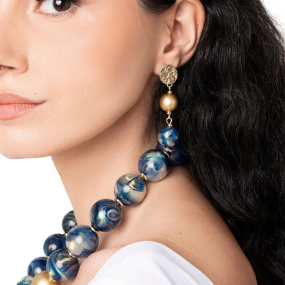 Orecchini pendenti con sfere in acrilico dalle nuances blu - Mya Accessories
