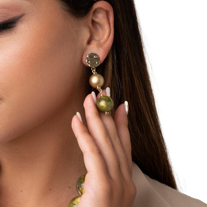 Orecchini pendenti con sfere in acrilico dalle nuances verde - Mya Accessories