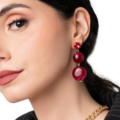 Orecchini pendenti con pietre in acrilico schiacciate rosse - Mya Accessories