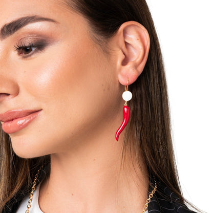 Orecchini pendenti smaltati bianchi e rossi con corno pendente - Mya Accessories