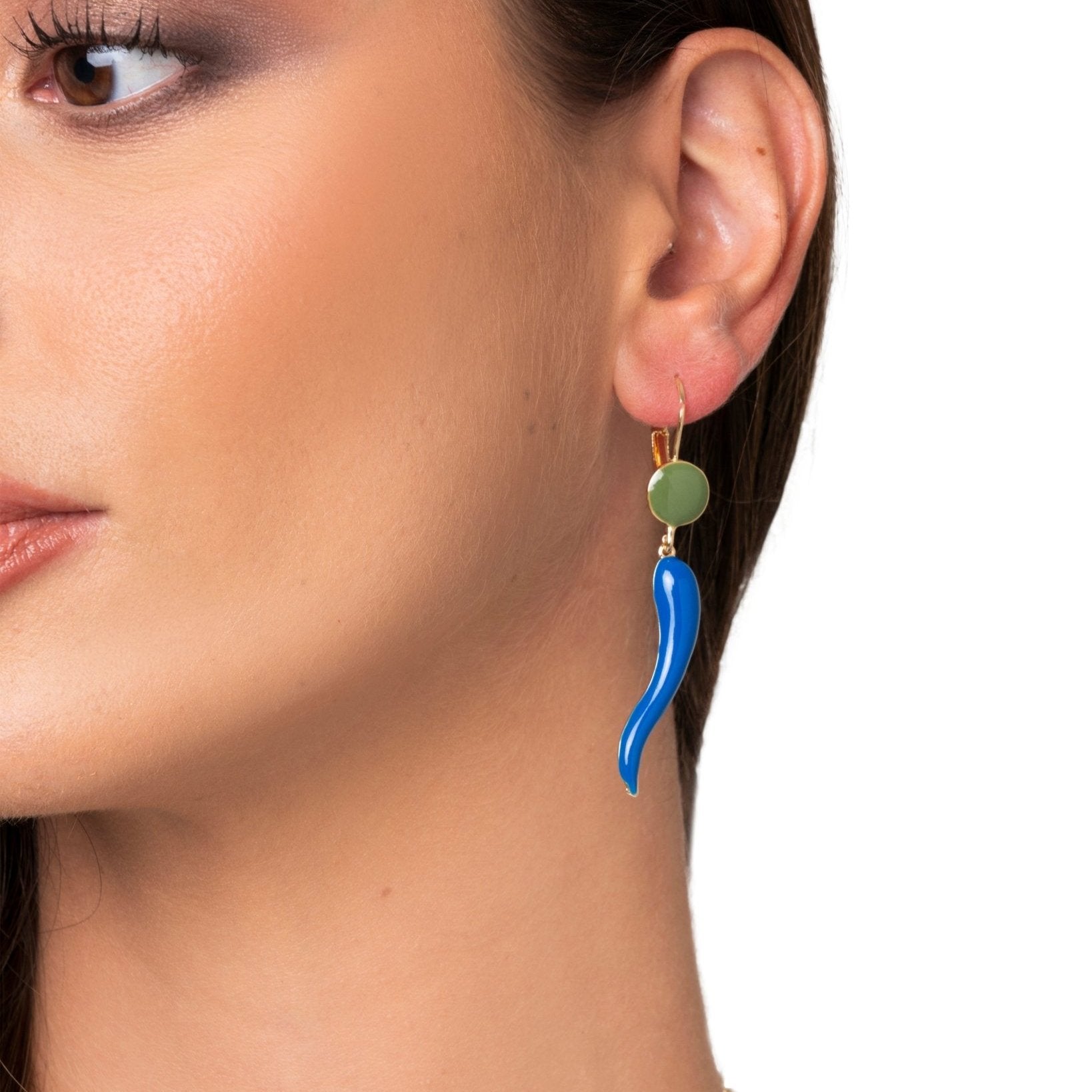 Orecchini pendenti smaltati verde e blu con corno pendente - Mya Accessories