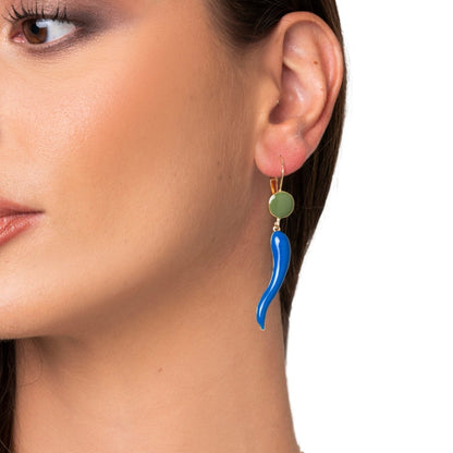 Orecchini pendenti smaltati verde e blu con corno pendente - Mya Accessories