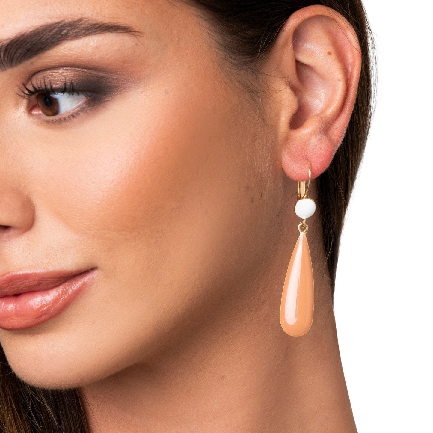 Orecchini pendenti a forma di goccia smaltati bianchi e beige - Mya Accessories