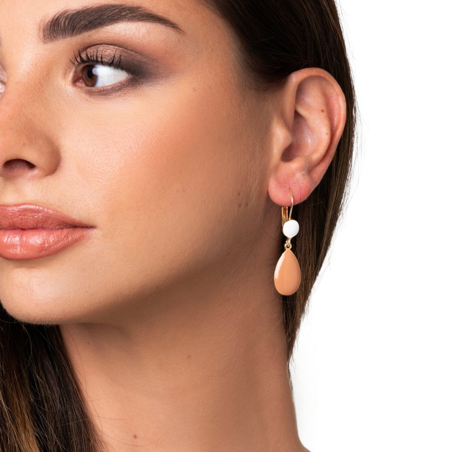 Orecchini pendenti a goccia piccola smaltati bianchi e beige - Mya Accessories