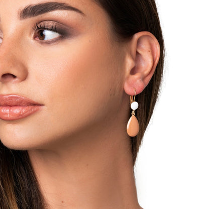 Orecchini pendenti a goccia piccola smaltati bianchi e beige - Mya Accessories