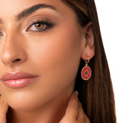 Orecchini pendenti con medaglietta ovale smaltata rossa - Mya Accessories