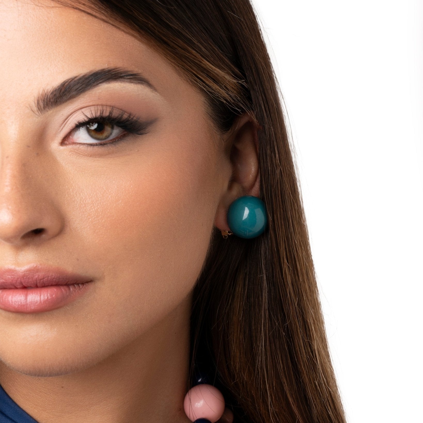 Orecchini con sfera in acrilico verde petrolio a clip - Mya Accessories