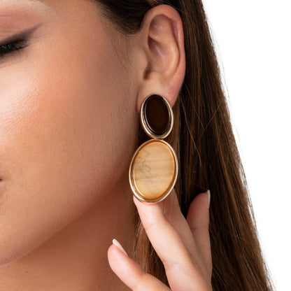 Orecchini pendenti due parti in acrilico ovali beige e marrone - Mya Accessories