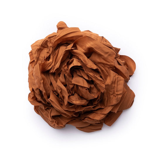 Spilla a forma di fiore in tessuto cammello - Mya Accessories